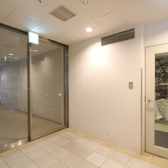 駐車場・駐輪場入口 駐車場・駐輪場入口