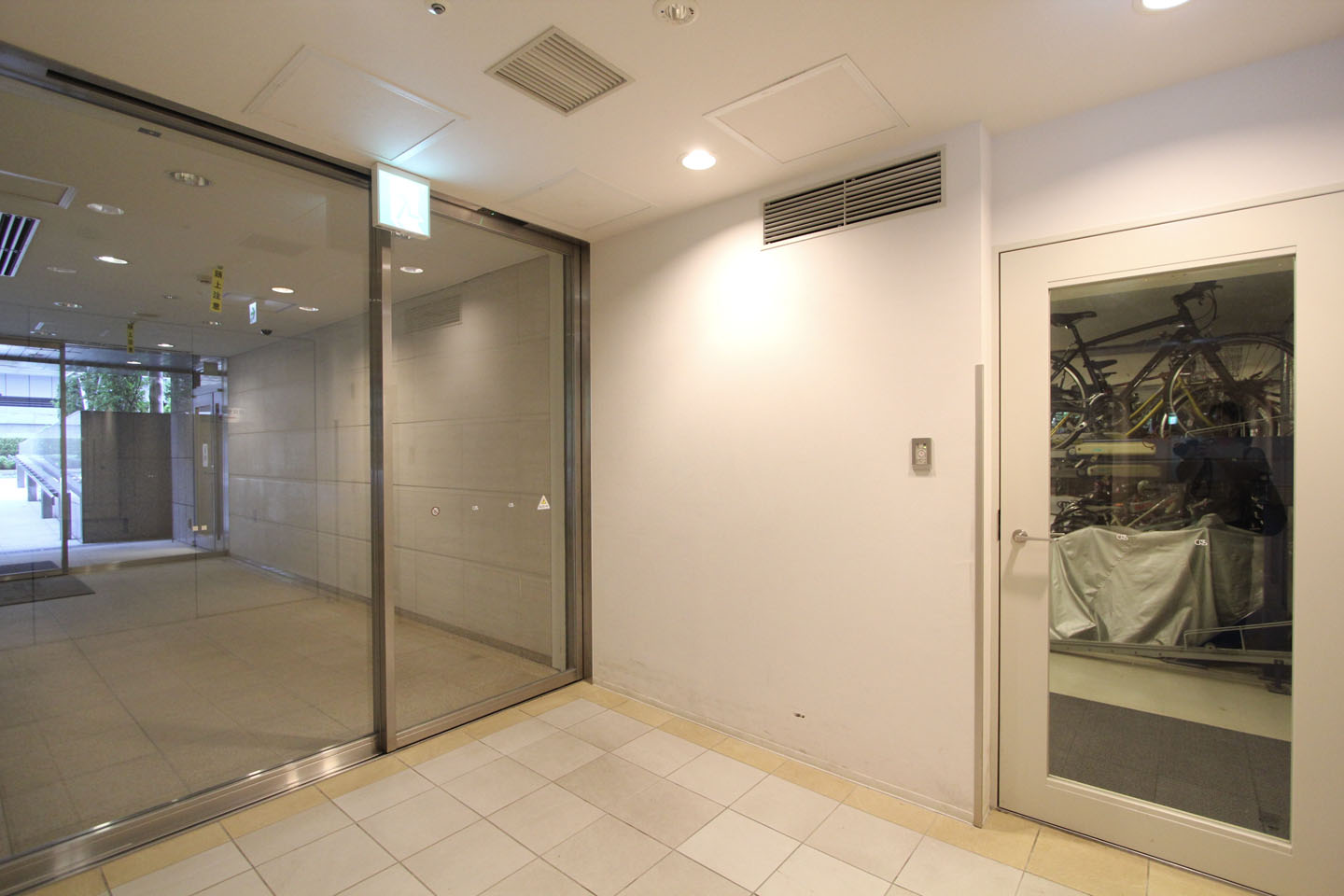 駐車場・駐輪場入口 駐車場・駐輪場入口